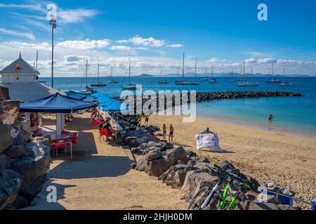 Vue sur Playa Dorada Beach et Fuerteventura en arrière-plan, Playa Blanca, Lanzarote, îles Canaries, Espagne, Atlantique, Europe Banque D'Images