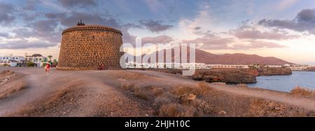 Vue de Castillo del Aguila o de las Coloradas au coucher du soleil, Playa Blanca, Lanzarote, îles Canaries, Espagne,Atlantique, Europe Banque D'Images