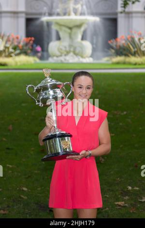 Melbourne, Australie.30th janvier 2022.ASHLEIGH BARTY (AUS) pose pour des photos avec le trophée après avoir remporté l'Open d'Australie 2022 au Royal Exhibition Building à Melbourne, en Australie.Sydney Low/Cal Sport Media/Alamy Live News Banque D'Images