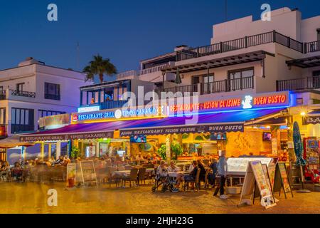 Vue sur le bar restaurant au crépuscule, Playa Blanca, Lanzarote, Iles Canaries, Espagne, Atlantique, Europe Banque D'Images