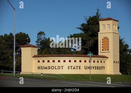 Arcata, Californie, États-Unis - 22 novembre 2021 : Sun illumine le campus de l'université polytechnique de l'État de Californie, Humboldt ou Cal Poly Humboldt. Banque D'Images