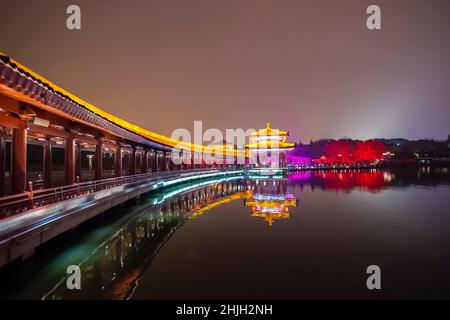 XI'AN, CHINE - 29 JANVIER 2022 - les lanternes sont vues au jardin de datang Fudong à Xi 'an, province de Shaanxi, Chine, 29 janvier 2022. Banque D'Images