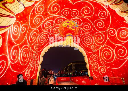 XI'AN, CHINE - 29 JANVIER 2022 - les lanternes sont vues au jardin de datang Fudong à Xi 'an, province de Shaanxi, Chine, 29 janvier 2022. Banque D'Images