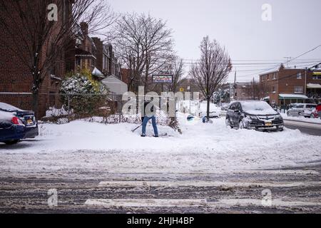 Bronx, New York, États-Unis.29th janvier 2022.Ni'easter couvertures le Bronx comme neige a commencé à tomber vendredi soir dans samedi après-midi.(Credit image: © Steve Sanchez/Pacific Press via ZUMA Press Wire) Credit: ZUMA Press, Inc./Alamy Live News Banque D'Images