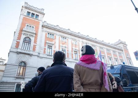 Rome, Italie.29th janvier 2022.Les gens observent le Palais Montecitorio le sixième jour du vote pour l'élection du nouveau Président de la République, le 29 janvier 2022 (photo de Matteo Nardone/Pacific Press) Credit: Pacific Press Media production Corp./Alay Live News Banque D'Images