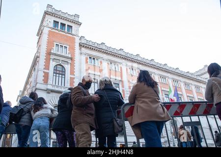 Rome, Italie.29th janvier 2022.Les gens observent le Palais Montecitorio le sixième jour du vote pour l'élection du nouveau Président de la République, le 29 janvier 2022 (Credit image: © Matteo Nardone/Pacific Press via ZUMA Press Wire) Banque D'Images