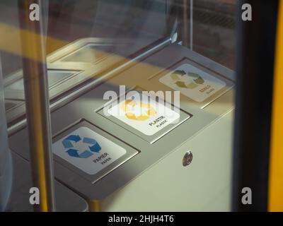 Affiches, autocollants pour le tri des déchets de plastique, de papier et de verre. Banque D'Images