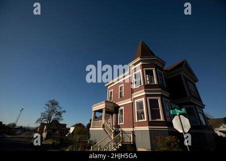 Arcata, Californie, États-Unis - 22 novembre 2021 : la lumière du matin illumine le magnifique centre-ville historique d'Arcata. Banque D'Images