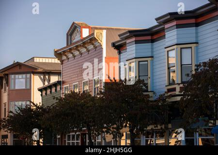 Arcata, Californie, États-Unis - 22 novembre 2021 : la lumière du matin illumine le magnifique centre-ville historique d'Arcata. Banque D'Images