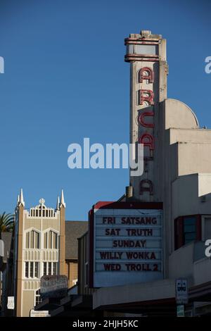 Arcata, Californie, États-Unis - 22 novembre 2021 : la lumière du matin illumine le magnifique centre-ville historique d'Arcata. Banque D'Images