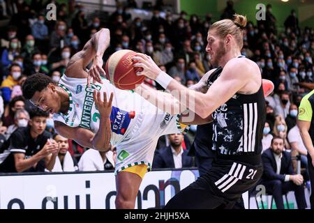 Thomas WIMBUSH (20) de Nanterre 92 et Dylan OSETKOWSKI (21) de LDLC ASVEL lors du championnat français, BetClic ELITE basketball match entre Nanterre 92 et LDLC ASVEL le 29 janvier 2022 au Palais des Sports Maurice Thorez à Nanterre, France - photo Ann-Dee Lamour / CDP MEDIA / DPPI Banque D'Images