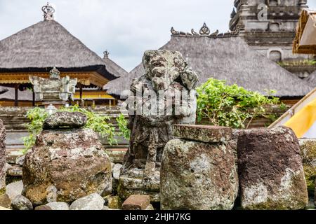 Vestiges de statues anciennes au temple hindou balinais Pura Penataran Sasih, Gianyar, Bali, Indonésie. Banque D'Images