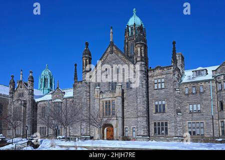 Façade de l'édifice collégial en pierre gothique de l'Université de Toronto en hiver Banque D'Images