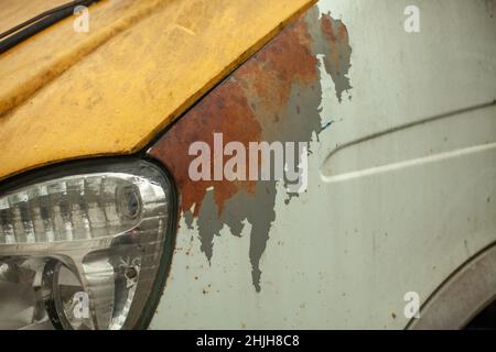 Lampe de voiture.Surface rouillée de la machine.Vieux transport.Détails d'un camion moyen en Russie. Banque D'Images