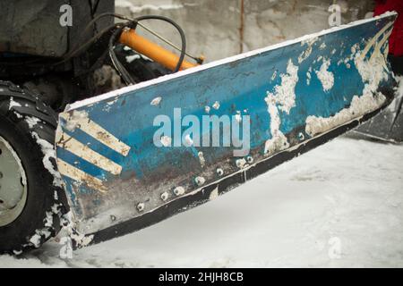 Équipement de déneigement en Russie.Racleur en cours de transport.Détails de l'utilitaire.Pelle hydraulique en hiver. Banque D'Images