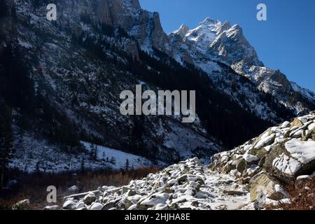 Le mont Owen et le Grand Teton s'élevant au-dessus du sentier Cascade Canyon au début de l'hiver.Parc national de Grand Teton, Wyoming Banque D'Images