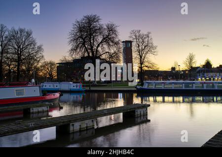 Bassin de Bancroft au crépuscule.Stratford-upon-Avon, Warwickshire, Angleterre Banque D'Images