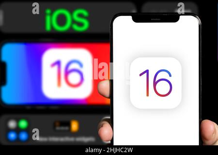 Nouvel iPhone pro avec l'écran d'installation Apple avec le nouveau système d'exploitation IOS 16 à venir. Dimanche, 17 novembre 2022, New York, États-Unis Banque D'Images