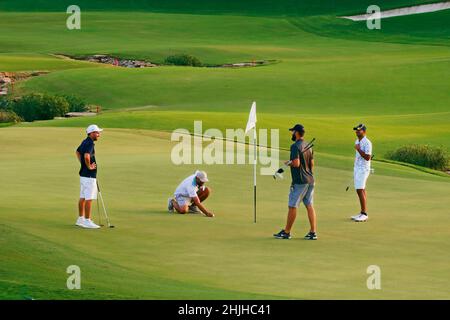 Dubai, Émirats Arabes Unis - 18 janvier 2021 groupe de personnes jouant au golf dans un champ vert Banque D'Images