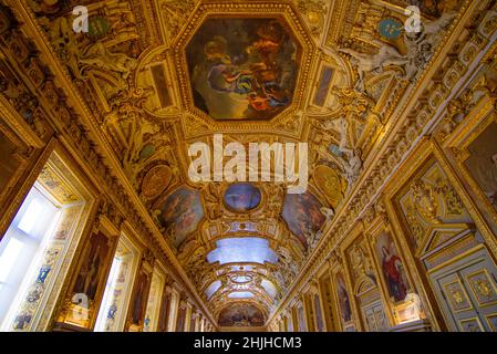 Plafond décoré de la Galerie Apollo (Galerie d'Apollon) au Musée du Louvre à Paris, France Banque D'Images