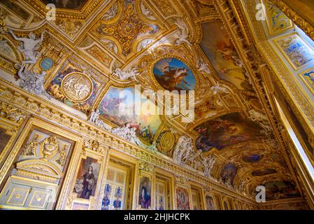 Plafond décoré de la Galerie Apollo (Galerie d'Apollon) au Musée du Louvre à Paris, France Banque D'Images