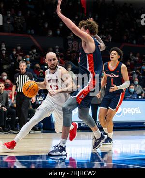 Janvier 29 2022 Moraga, CA É.-U. le garde de St. Mary Tommy Kuhse (12) se dirige vers le panier et les partitions pendant le jeu de basket-ball NCAA pour hommes entre Pepperdine Waves et Saint Mary's Gaels.Saint MaryÕs Beat Pepperdine 81-57 au pavillon de la University Credit Union Moraga Calif. Thurman James/CSM Banque D'Images