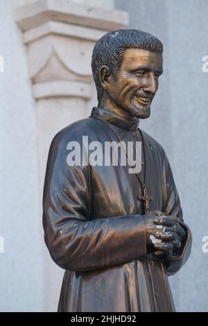 Statue d'un ancien prêtre français à l'église Immaculée conception, Samsen soi 11, Bangkok, Thaïlande, établie par des immigrants cambodgiens et vietnamiens Banque D'Images