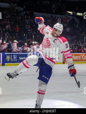 29 janvier 2022 : l'aile gauche des Américains de Rochester Michael Mersch (28) célèbre après avoir marquant un but dans la deuxième période contre les Comets d'Utica.Les Rochester Americans ont accueilli les Utica Comets on Pink dans la nuit de Rink dans un match de la Ligue américaine de hockey à la Blue Cross Arena de Rochester, New York.(Jonathan Tenca/CSM) Banque D'Images