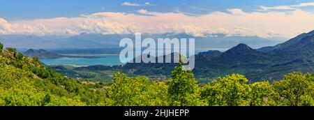 Vue sur les montagnes verdoyantes avec des nuages bas et le lac Skadar dans le parc national du Monténégro Banque D'Images