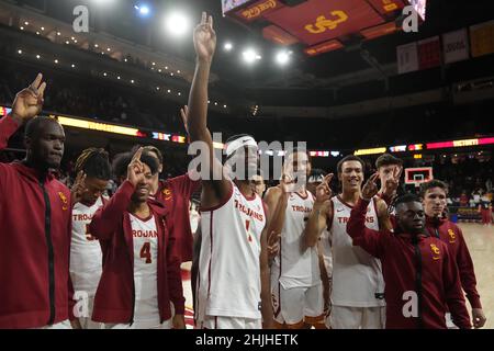 La garde des Trojans de Californie du Sud Malik Thomas (4), l'attaquant Chevez Goodwin (1), l'attaquant Isaiah Mobley (3), l'attaquant Kobe Johnson (2) et le garde Drew Peterson (13) célèbrent avec le combat sur le signe de la victoire après un match de basket-ball universitaire de la NCAA, le samedi 29 janvier 2022, à Los Angeles. L'USC a battu la Californie 79-72 Banque D'Images