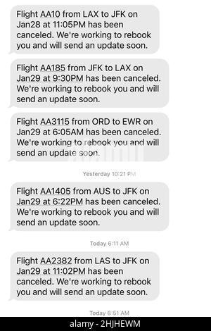 Les annulations de vols d'American Airlines vers les aéroports de la région de New York, John F. Kennedy (JFK) et LaGuardia (LGA), en raison d'une tempête hivernale blizzard neige et vent, sont affichées dans des messages texte sur un iPhone 13 Pro Max, le samedi 29 janvier 2022, à Los Angeles. Banque D'Images