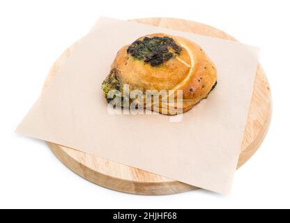 Délicieux gâteau frais aux épinards comme cuisine balkanique.Isolé sur un fond blanc. Banque D'Images