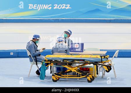 Pékin, Chine.30th janvier 2022.Patinage de vitesse, Jeux olympiques, préparatifs.Les membres d'une équipe médicale suivent une formation au National Speed Skating Hall « The Ice Ribbon ».Les Jeux Olympiques d'hiver de Beijing auront lieu de 04 à 20.02.2022 dans des conditions de corona strictes.Credit: Peter Kneffel/dpa/Alay Live News Banque D'Images