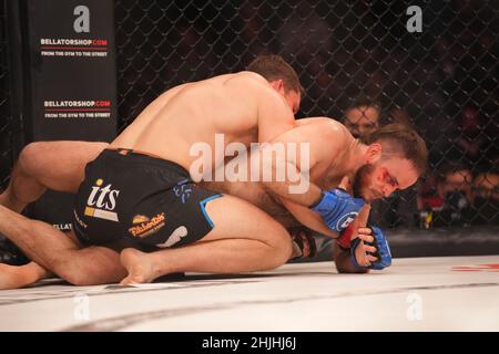 PHOENIX, AZ - JANVIER 29 : Sullivan Cauleyn (en haut) contrôle le corps de Ben Parrish dans leur combat de poids-lourd pendant le Bellator 273: Bader / Moldavsky événement au Footprint Center, le 29 janvier 2022 à Phoenix, AZ, États-Unis.(Photo de Louis Grasse/PxImages) Banque D'Images