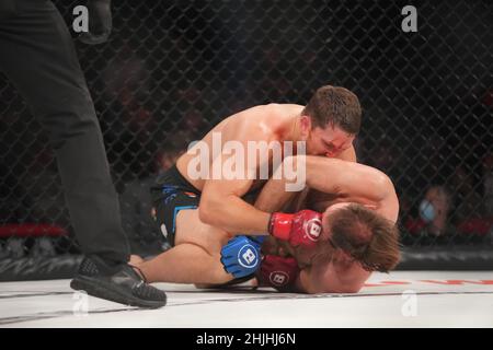 PHOENIX, AZ - JANVIER 29 : Sullivan Cauleyn (en haut) contrôle le corps de Ben Parrish dans leur combat de poids-lourd pendant le Bellator 273: Bader / Moldavsky événement au Footprint Center, le 29 janvier 2022 à Phoenix, AZ, États-Unis.(Photo de Louis Grasse/PxImages) Banque D'Images