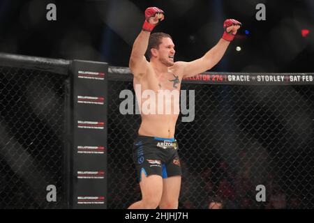 PHOENIX, AZ - JANVIER 29 : Sullivan Cauleyn célèbre sa victoire sur Ben Parrish dans leur combat de poids de base lors de l'événement Bellator 273 : Bader / Moldavsky au Footprint Center, le 29 janvier 2022 à Phoenix, AZ, États-Unis.(Photo de Louis Grasse/PxImages) Banque D'Images