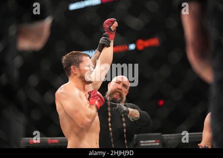 PHOENIX, AZ - JANVIER 29 : Sullivan Cauleyn célèbre sa victoire sur Ben Parrish dans leur combat de poids de base lors de l'événement Bellator 273 : Bader / Moldavsky au Footprint Center, le 29 janvier 2022 à Phoenix, AZ, États-Unis.(Photo de Louis Grasse/PxImages) Banque D'Images