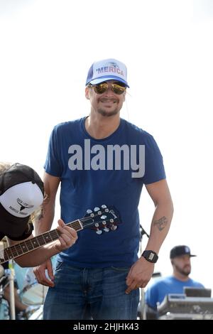 Homestead, États-Unis d'Amérique.18th novembre 2012.HOMESTEAD, FL - NOVEMBRE 18 : le musicien Kid Rock effectue une vérification sonore avant la NASCAR Sprint Cup Series Ford EcoBoost 400 au Homestead-Miami Speedway le 18 novembre 2012 à Homestead, Floride.Personnes: Kid Rock crédit: Storms Media Group/Alay Live News Banque D'Images