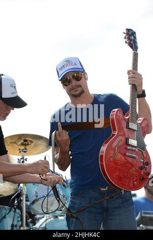 Homestead, États-Unis d'Amérique.18th novembre 2012.HOMESTEAD, FL - NOVEMBRE 18 : le musicien Kid Rock effectue une vérification sonore avant la NASCAR Sprint Cup Series Ford EcoBoost 400 au Homestead-Miami Speedway le 18 novembre 2012 à Homestead, Floride.Personnes: Kid Rock crédit: Storms Media Group/Alay Live News Banque D'Images