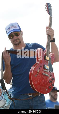 Homestead, États-Unis d'Amérique.18th novembre 2012.HOMESTEAD, FL - NOVEMBRE 18 : le musicien Kid Rock effectue une vérification sonore avant la NASCAR Sprint Cup Series Ford EcoBoost 400 au Homestead-Miami Speedway le 18 novembre 2012 à Homestead, Floride.Personnes: Kid Rock crédit: Storms Media Group/Alay Live News Banque D'Images