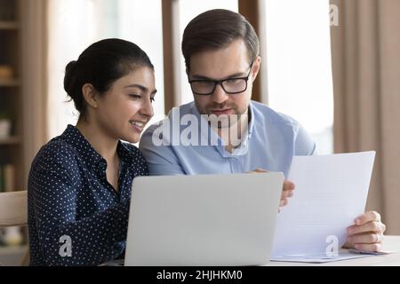 Jeunes collègues multiraciaux ciblés travaillant dans un bureau moderne. Banque D'Images