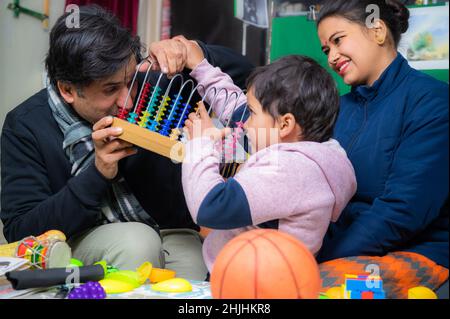 fils et père et mère jouant avec amour les uns avec les autres et s'amusant . Banque D'Images