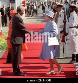 Photo du dossier datée du 20/03/95 du président de l'Afrique du Sud Nelson Mandela saluant la reine Elizabeth II alors qu'elle s'en va du yacht royal Britannia au Cap au début officiel de sa première visite dans le pays depuis 1947.Date de publication : dimanche 30 janvier 2022. Banque D'Images