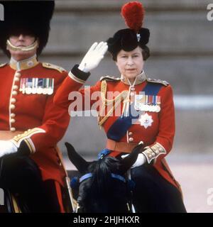 Photo du dossier datée du 15/06/85 de la reine Elizabeth II saluant les régiments de la Garde des ménages lors de la cérémonie de Trooping de la couleur à Londres.Date de publication : dimanche 30 janvier 2022. Banque D'Images