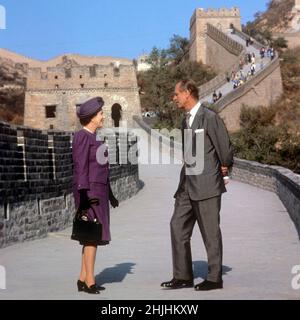 Photo du dossier datée du 14/10/86, de la reine Elizabeth II et du duc d'Édimbourg au col de la Béaling, sur la Grande Muraille de Chine, le troisième jour de leur visite d'État en Chine.Date de publication : dimanche 30 janvier 2022. Banque D'Images