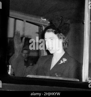 Photo du dossier datée du 07/02/52 de la reine Elizabeth II, tenue de deuil noire, agitant à son retour à Clarence House à Londres le lendemain de son entrée en reine.Date de publication : dimanche 30 janvier 2022. Banque D'Images