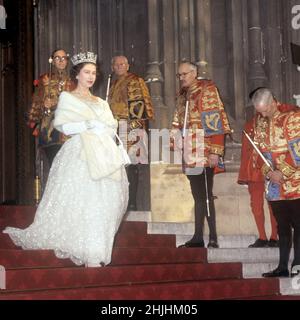 Photo du dossier datée du 03/11/1964, de la reine Elizabeth II qui part après l'ouverture d'État du Parlement.Date de publication : dimanche 30 janvier 2022. Banque D'Images