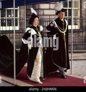 Photo du dossier datée du 01/07/1953 de la reine Elizabeth II et du duc d'Édimbourg, portant leur ordre des robes de Thistle, après le service de l'ordre à Édimbourg.Date de publication : dimanche 30 janvier 2022. Banque D'Images