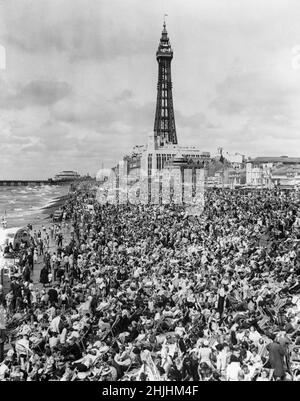 1953: Photo de dossier datée du 1953 août des foules sur la plage de Blackpool.Date de publication : dimanche 30 janvier 2022. Banque D'Images