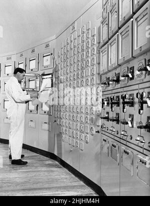 1962: Photo de dossier datée d'août 1962 d'un technicien à l'intérieur de la salle de contrôle centrale de la centrale nucléaire de Bradwell-on-Sea, dans l'Essex, qui a été l'un des deux premiers réacteurs Magnox du pays à commencer ses opérations cette année-là.Date de publication : dimanche 30 janvier 2022. Banque D'Images